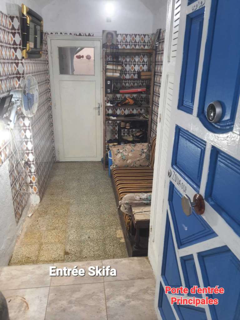 À échanger ou Vendre
Maison au centre-ville de Kélibia, en face
de la mosquée Sidi Boudhaoui.