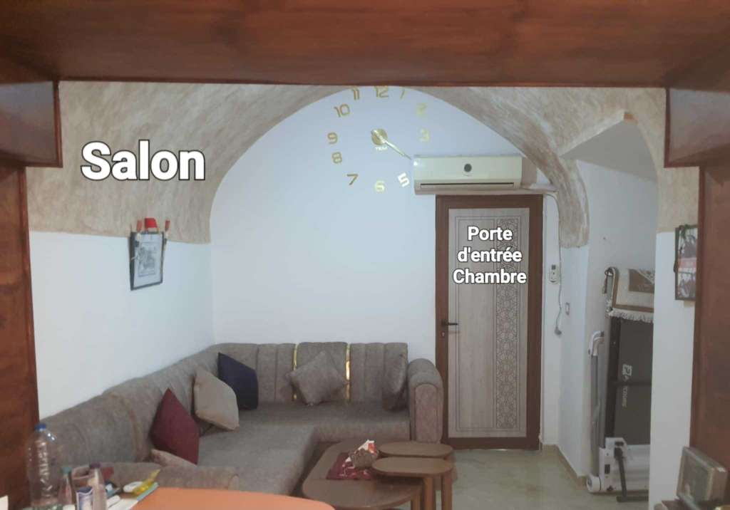 À échanger ou Vendre
Maison au centre-ville de Kélibia, en face
de la mosquée Sidi Boudhaoui.
