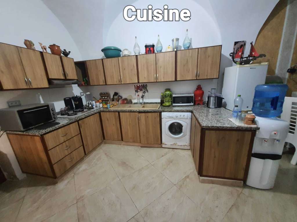 À échanger ou Vendre
Maison au centre-ville de Kélibia, en face
de la mosquée Sidi Boudhaoui.
