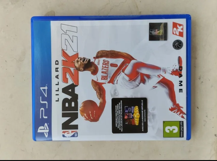ps4 slim 1000gb avec cables, cds et manette v2