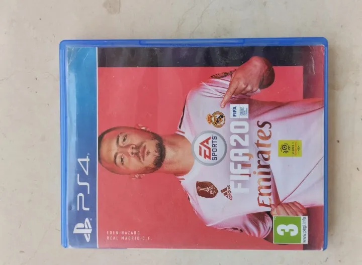 ps4 slim 1000gb avec cables, cds et manette v2