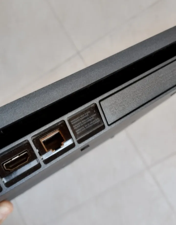 ps4 slim 1000gb avec cables, cds et manette v2