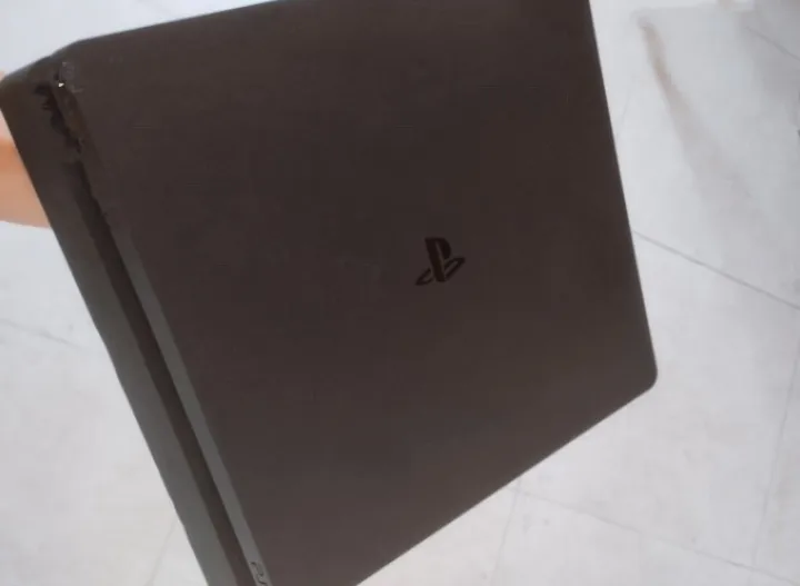 ps4 slim 1000gb avec cables, cds et manette v2