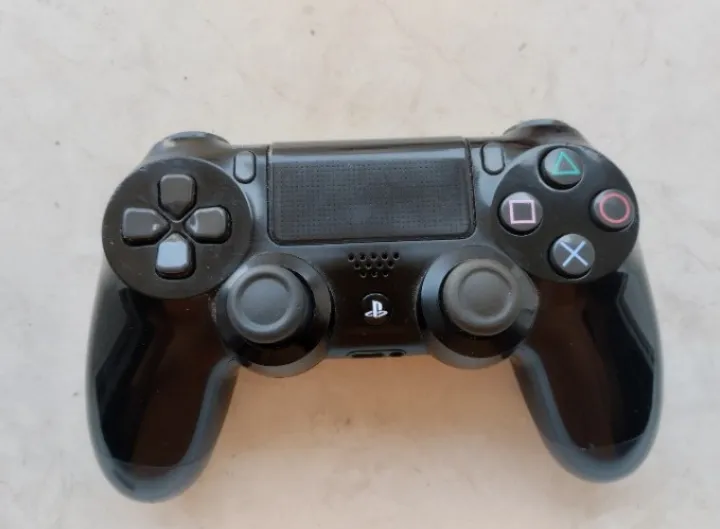 ps4 slim 1000gb avec cables, cds et manette v2