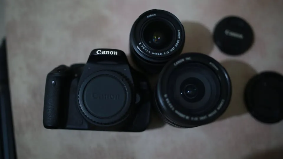 Canon 600D + 2 objectif (18-55 et 18-200) + carte mémoire 128GB