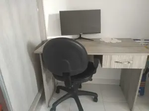 Bureau et chaise de bureau peu utilisés