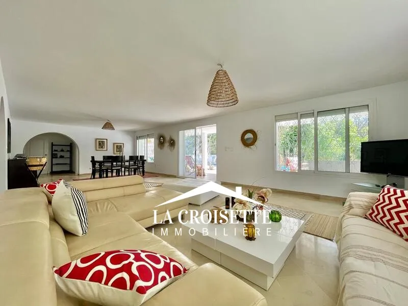 Rez de chaussée de villa avec jardin et piscine à Gammarth MRCL0291