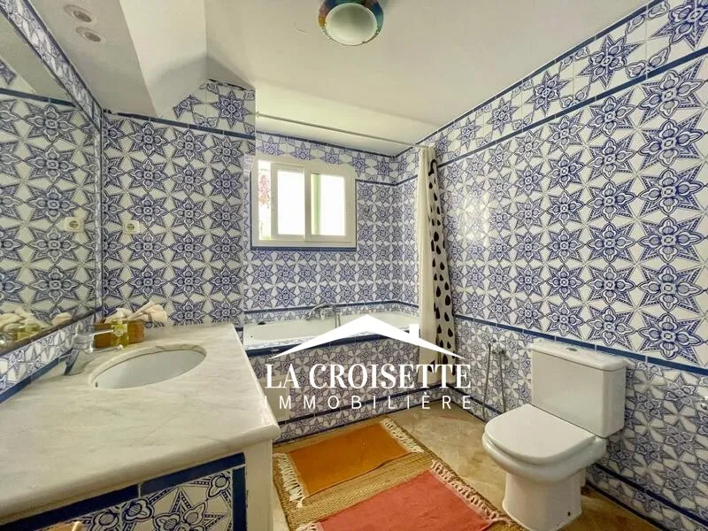 Rez de chaussée de villa avec jardin et piscine à Gammarth MRCL0291