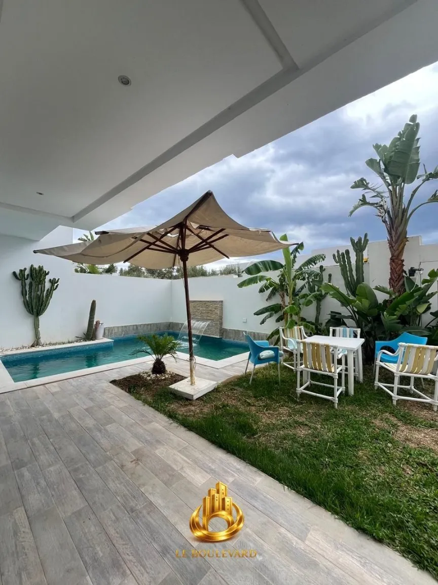 Location Annuelle : Villa Triplex S+5 Avec Piscine à Hammamet Nord
