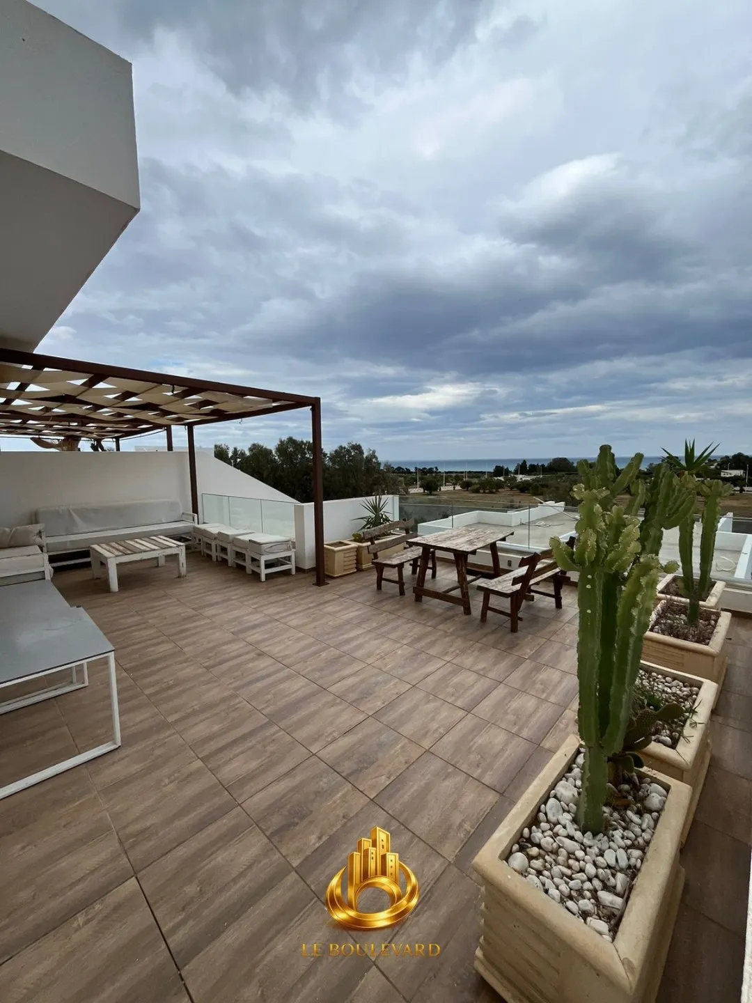 Location Annuelle : Villa Triplex S+5 Avec Piscine à Hammamet Nord