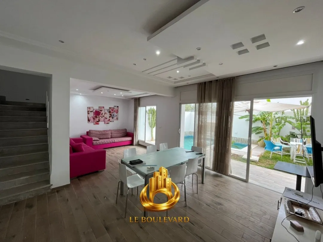 Location Annuelle : Villa Triplex S+5 Avec Piscine à Hammamet Nord