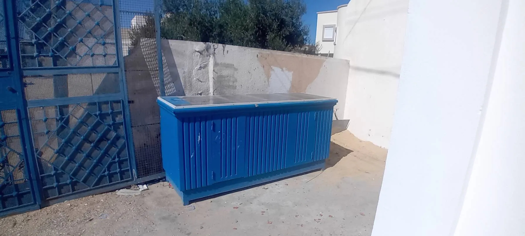 باب حديد و كنتوار لوح//porte en fer et comptoir en bois