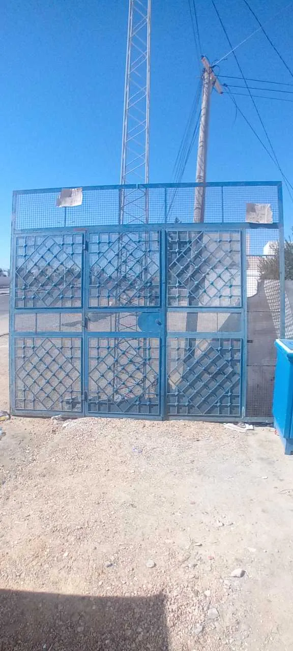 باب حديد و كنتوار لوح//porte en fer et comptoir en bois