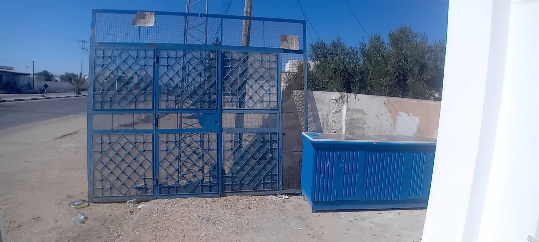 باب حديد و كنتوار لوح//porte en fer et comptoir en bois