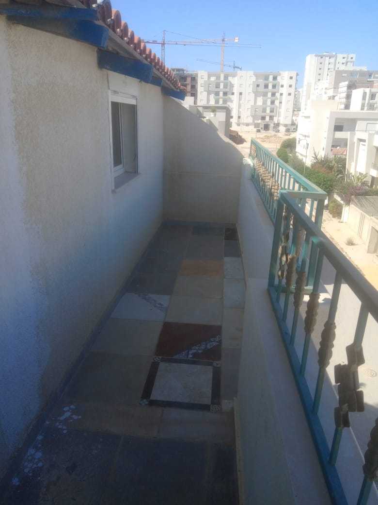 Apprt S2 sans meuble a louer a sahloul 4 
Prix 800 dt 
Tél 94788011