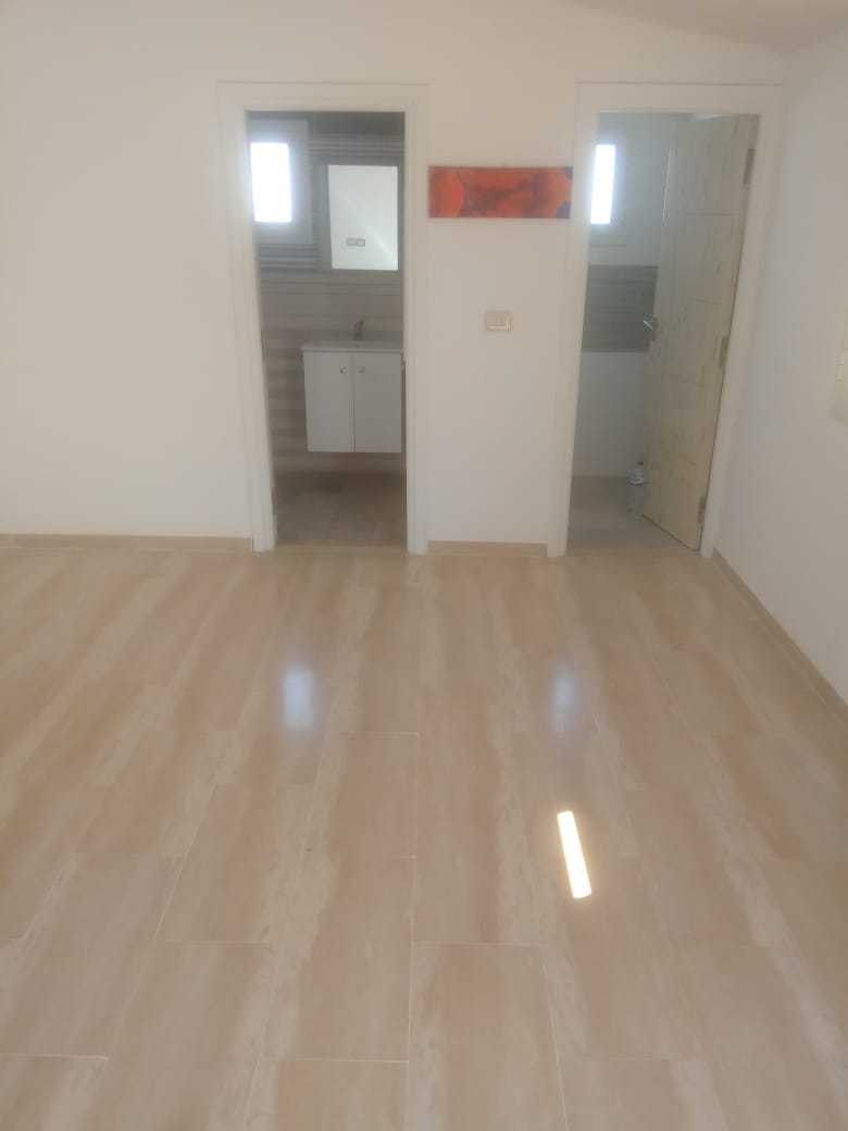 Apprt S2 sans meuble a louer a sahloul 4 
Prix 800 dt 
Tél 94788011