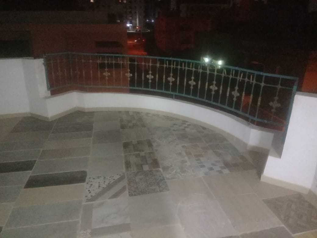 Apprt S2 sans meuble a louer a sahloul 4 
Prix 800 dt 
Tél 94788011