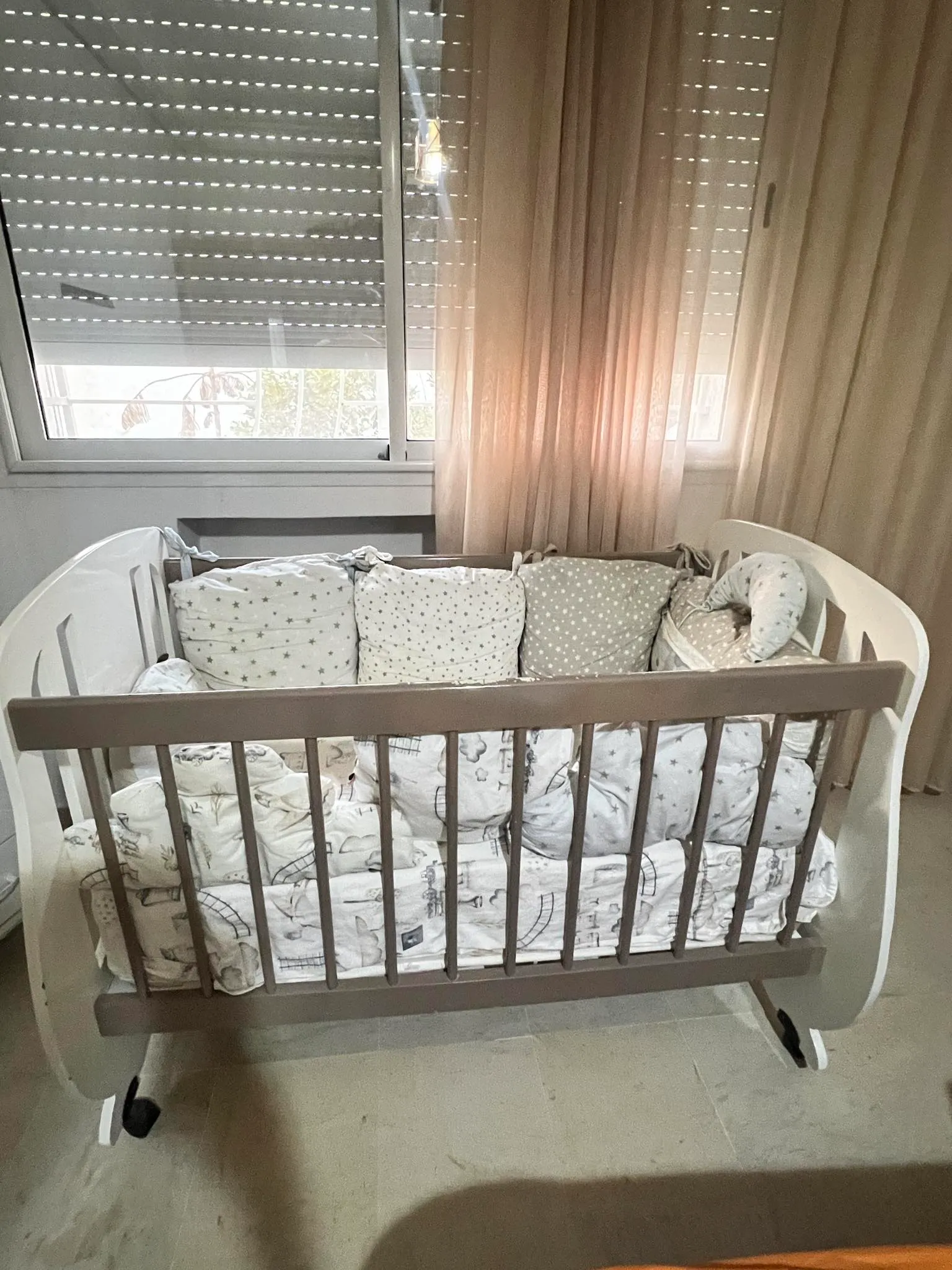Lit bébé avec matelas et coussins