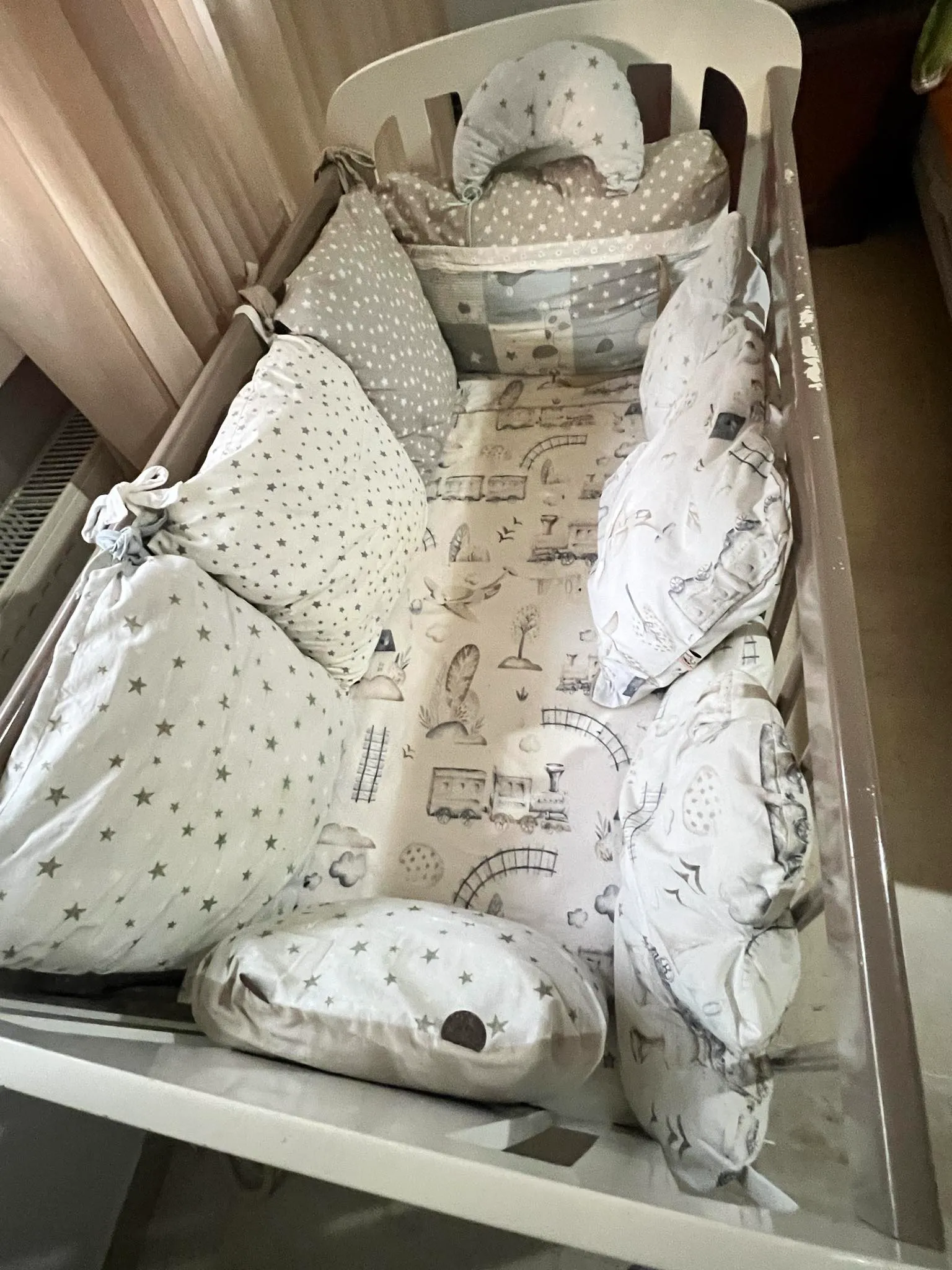 Lit bébé avec matelas et coussins