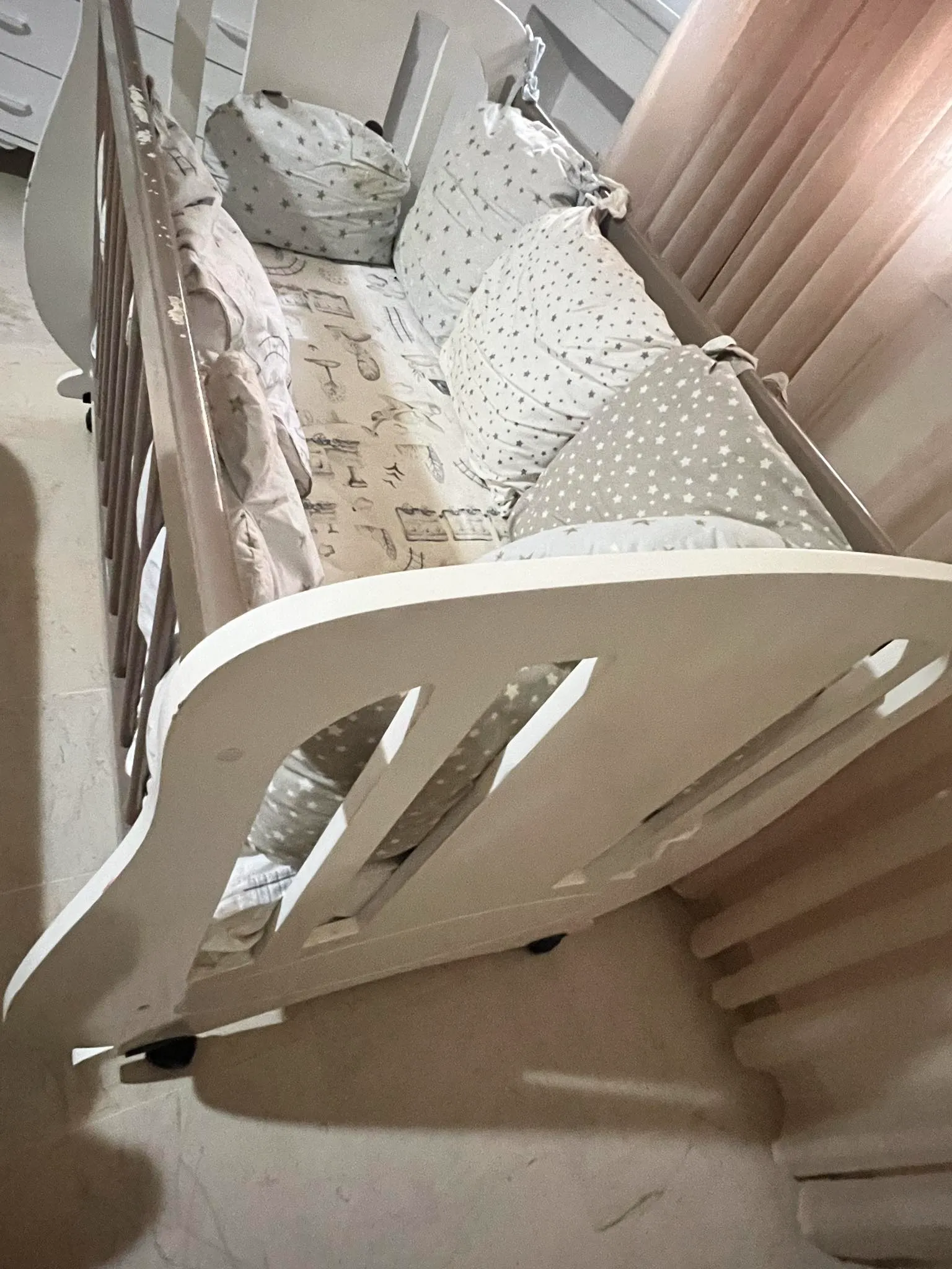 Lit bébé avec matelas et coussins