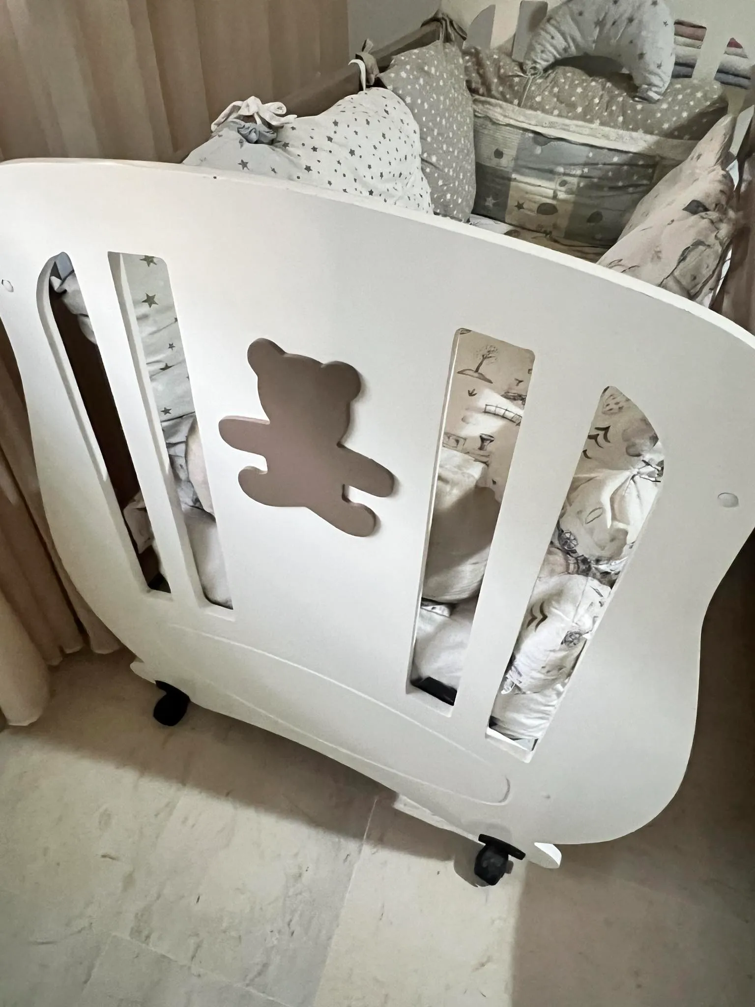 Lit bébé avec matelas et coussins