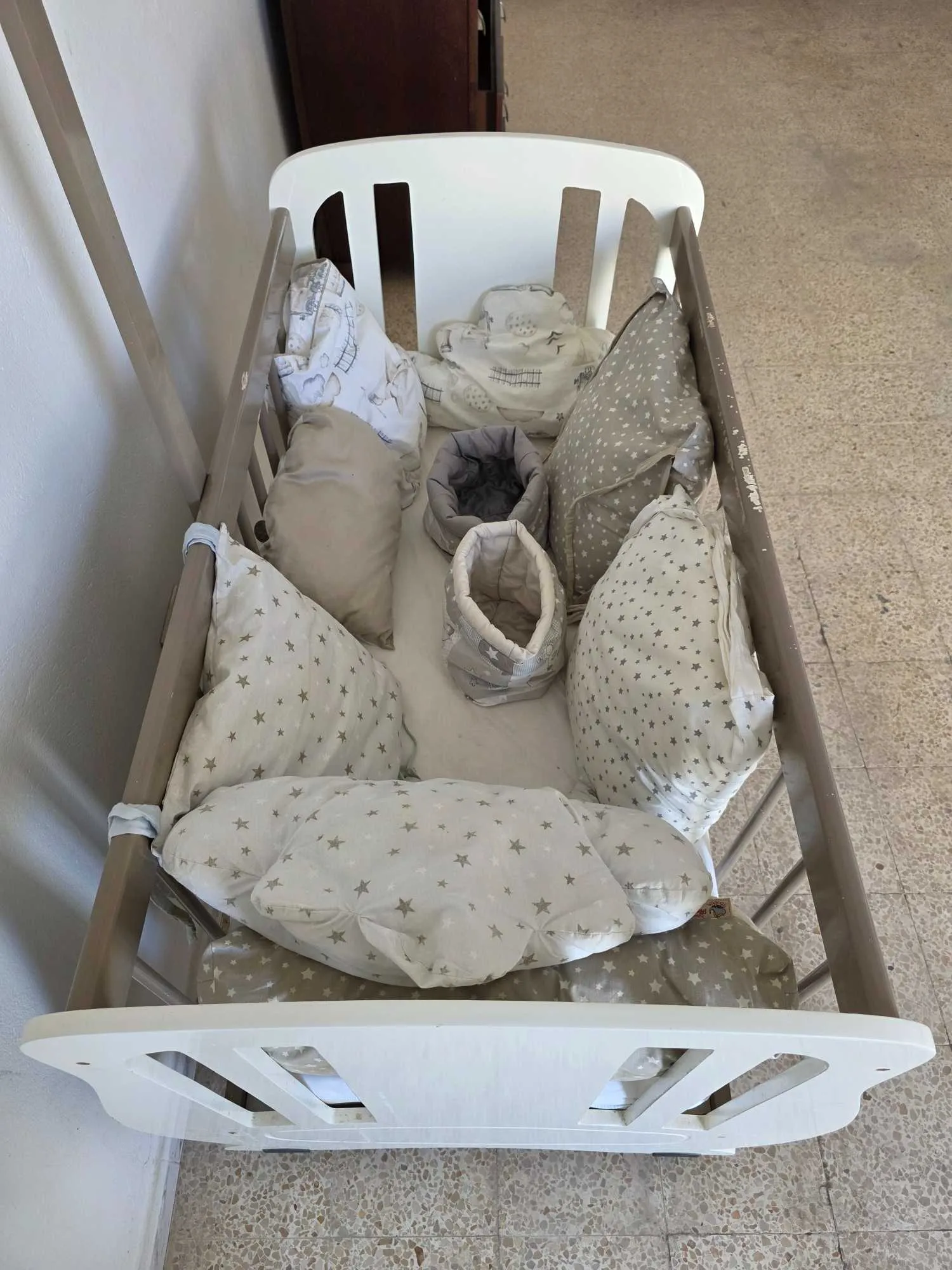 Lit bébé avec matelas et coussins