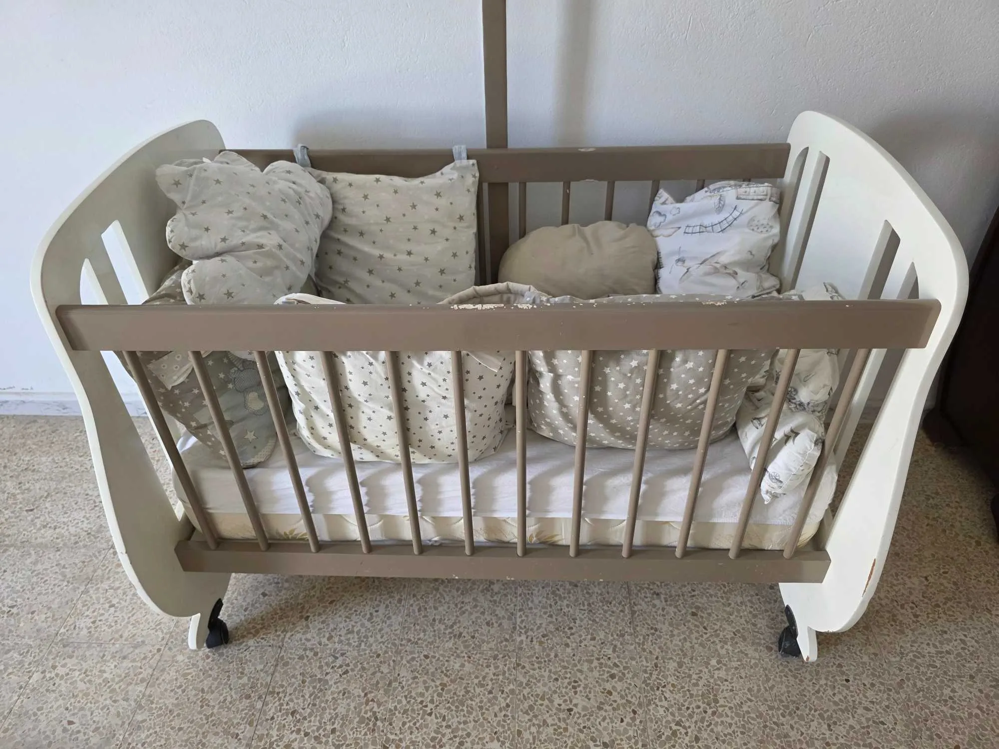Lit bébé avec matelas et coussins