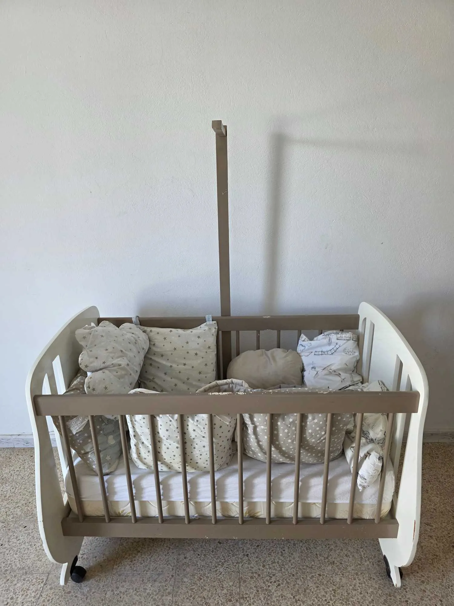 Lit bébé avec matelas et coussins
