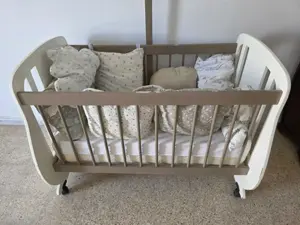 Lit bébé avec matelas et coussins