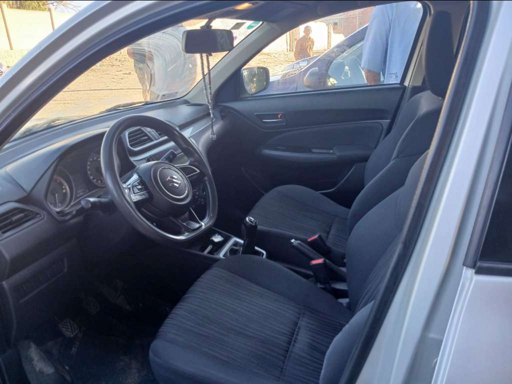 SUZUKI DZIRE 1er main ESSENCE Tel 24 313 594