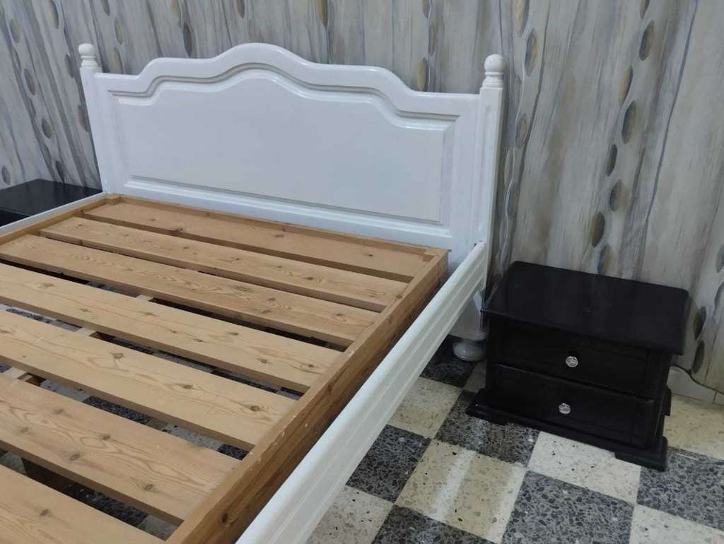 Lit deux places blenz+deux tables de nuit+matelas a vendre à Mahdia ☎️ 94555145