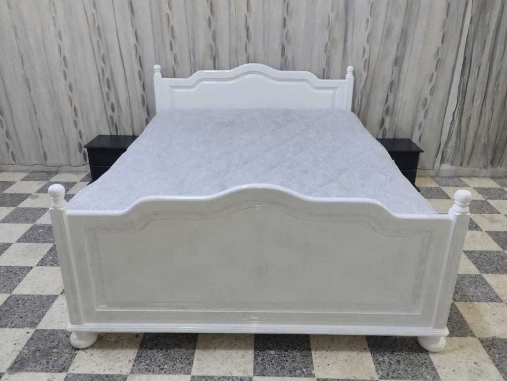 Lit deux places blenz+deux tables de nuit+matelas a vendre à Mahdia ☎️ 94555145