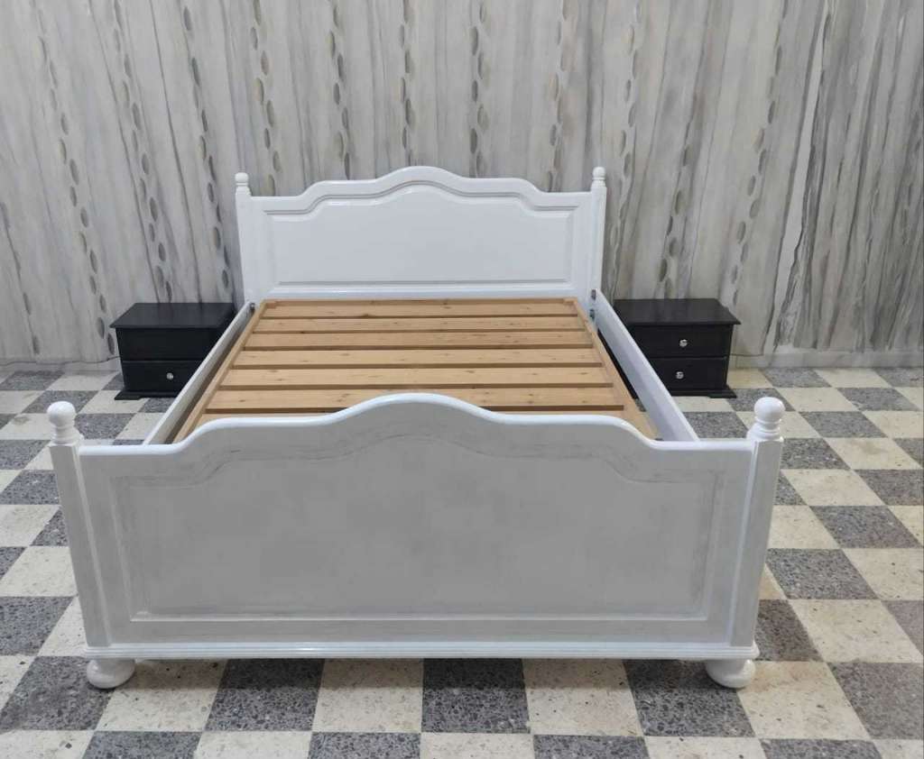 Lit deux places blenz+deux tables de nuit+matelas a vendre à Mahdia ☎️ 94555145