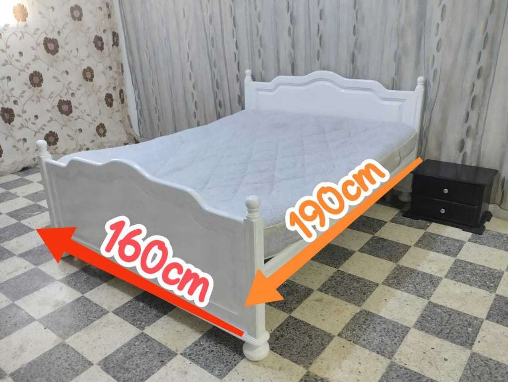 Lit deux places blenz+deux tables de nuit+matelas a vendre à Mahdia ☎️ 94555145