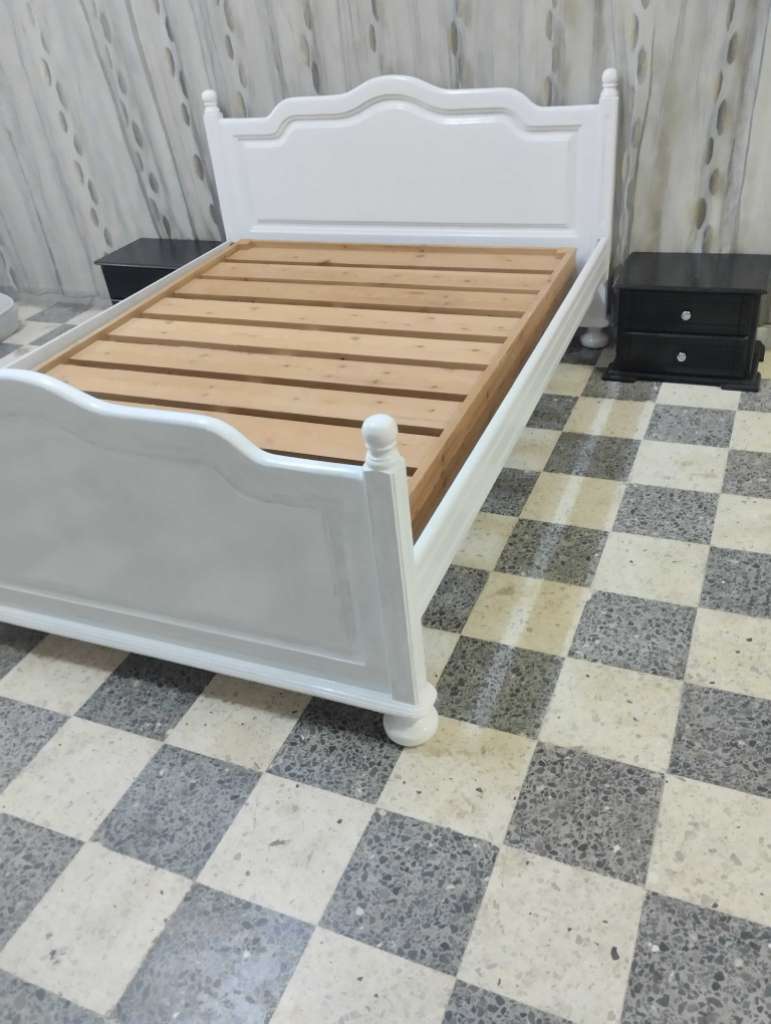 Lit deux places blenz+deux tables de nuit+matelas a vendre à Mahdia ☎️ 94555145