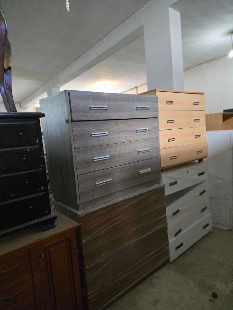 للبيع مجموعة من الثلاجات والغازات المستعملة ، مع اثاث قديم وجديد