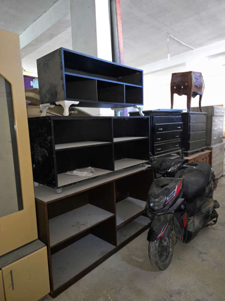 للبيع مجموعة من الثلاجات والغازات المستعملة ، مع اثاث قديم وجديد