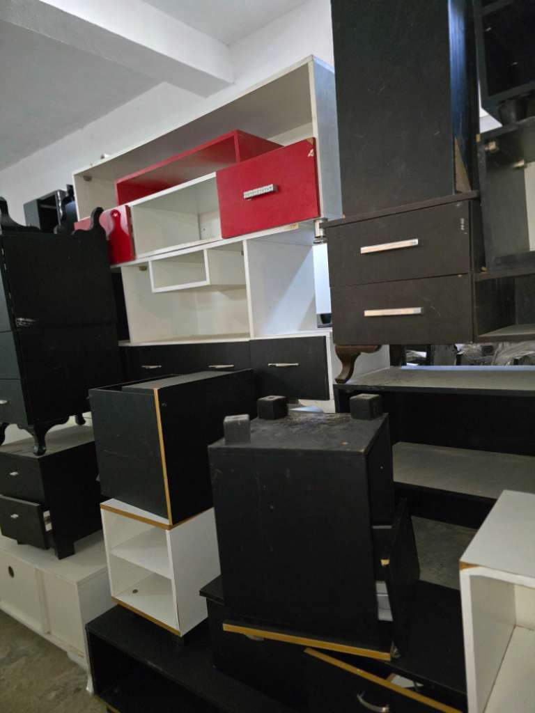 للبيع مجموعة من الثلاجات والغازات المستعملة ، مع اثاث قديم وجديد