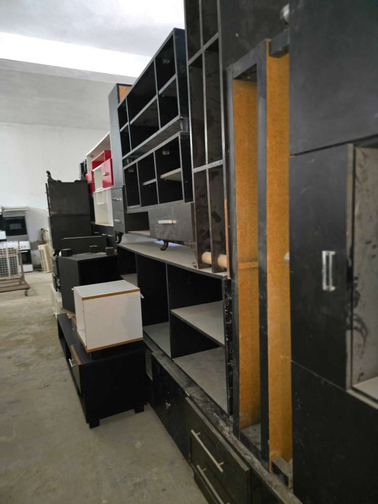 للبيع مجموعة من الثلاجات والغازات المستعملة ، مع اثاث قديم وجديد