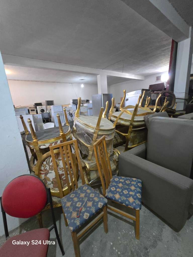 للبيع مجموعة من الثلاجات والغازات المستعملة ، مع اثاث قديم وجديد