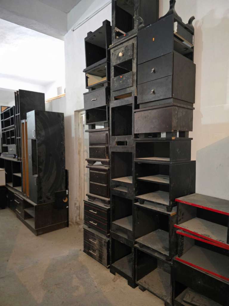 للبيع مجموعة من الثلاجات والغازات المستعملة ، مع اثاث قديم وجديد