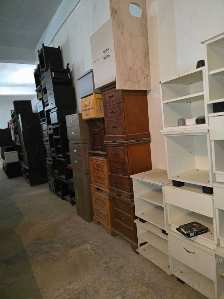 للبيع مجموعة من الثلاجات والغازات المستعملة ، مع اثاث قديم وجديد