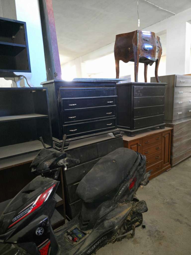 للبيع مجموعة من الثلاجات والغازات المستعملة ، مع اثاث قديم وجديد