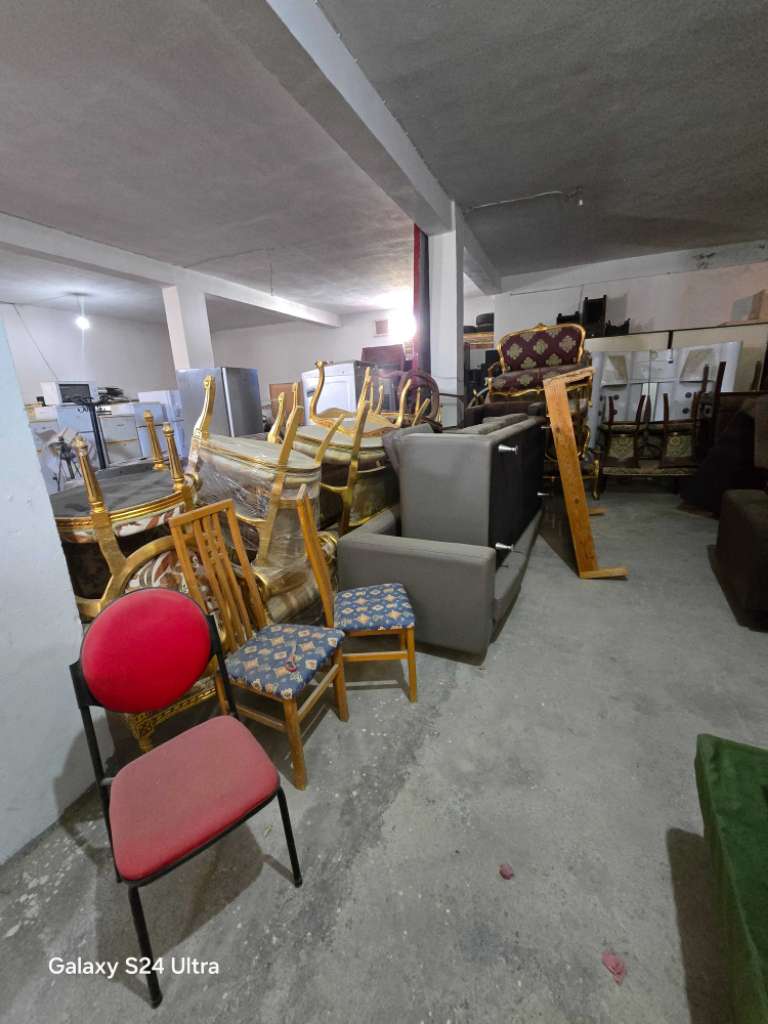 للبيع مجموعة من الثلاجات والغازات المستعملة ، مع اثاث قديم وجديد