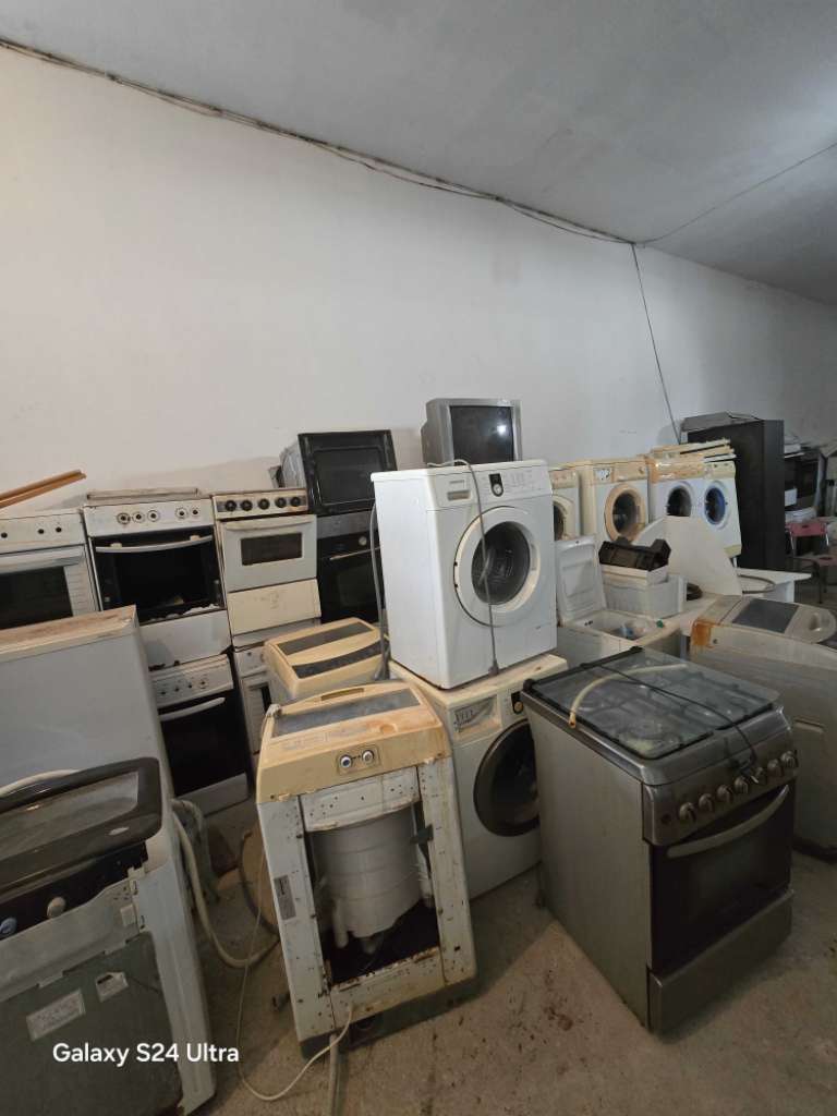 للبيع مجموعة من الثلاجات والغازات المستعملة ، مع اثاث قديم وجديد