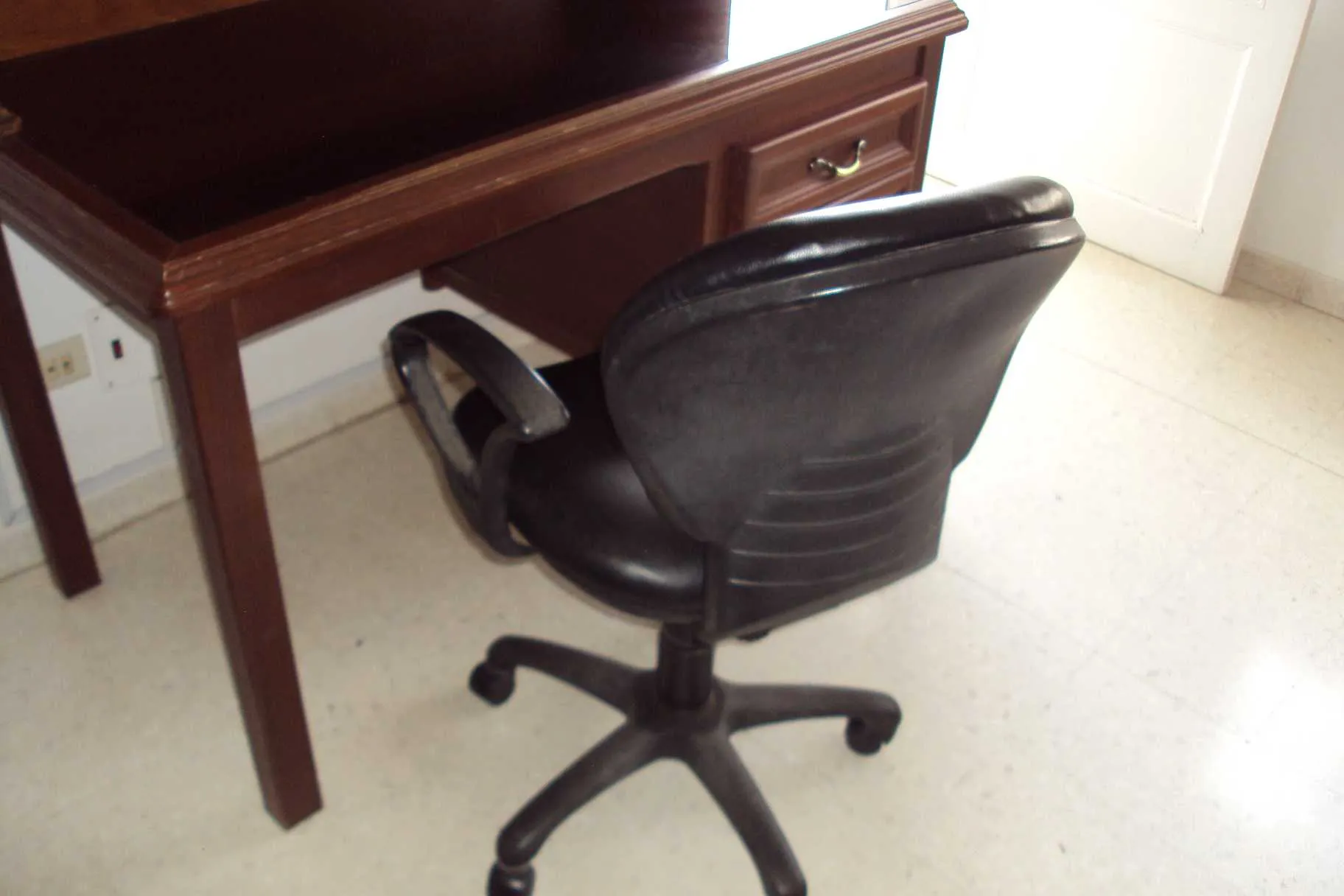 Occasion à ne pas rater ! Bureau + fauteuil en bois massif pour étudiant / lycéen/écolier