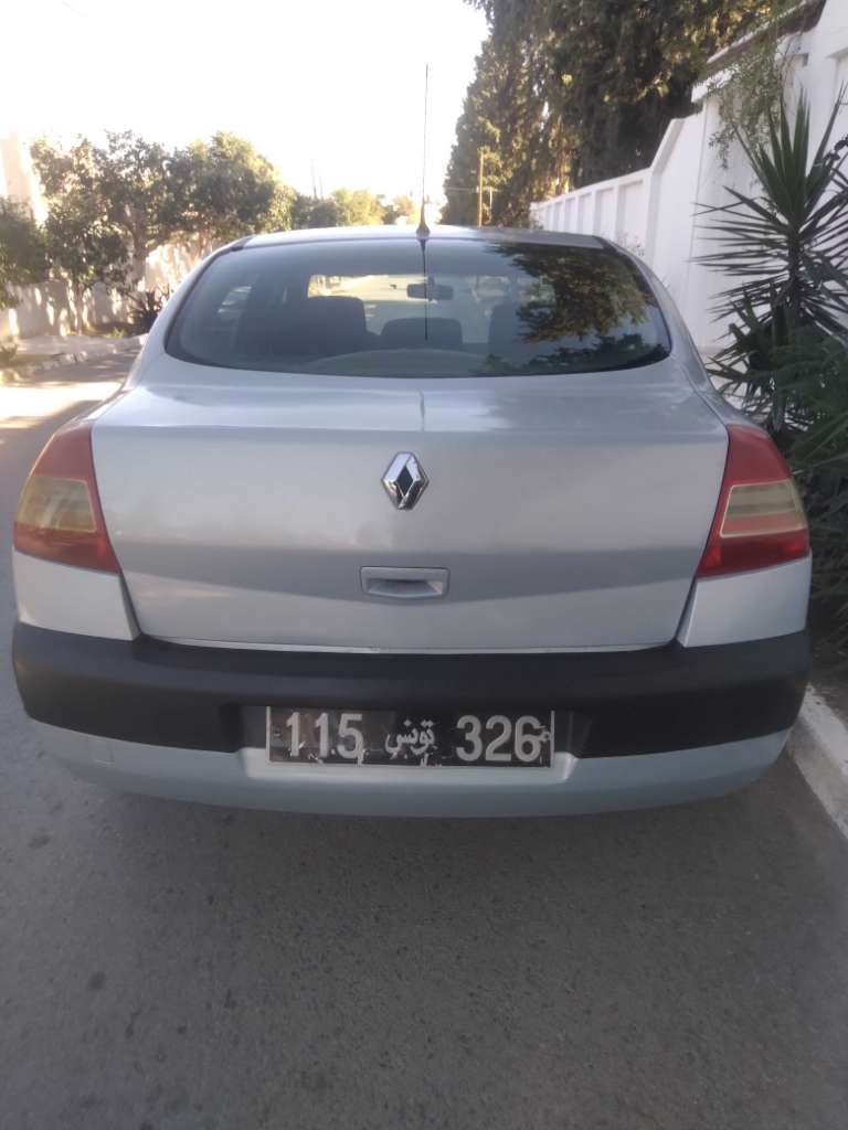 A Vendre une Voiture Megane Sedan en bonne état Moteur impeccable. Climatisée..