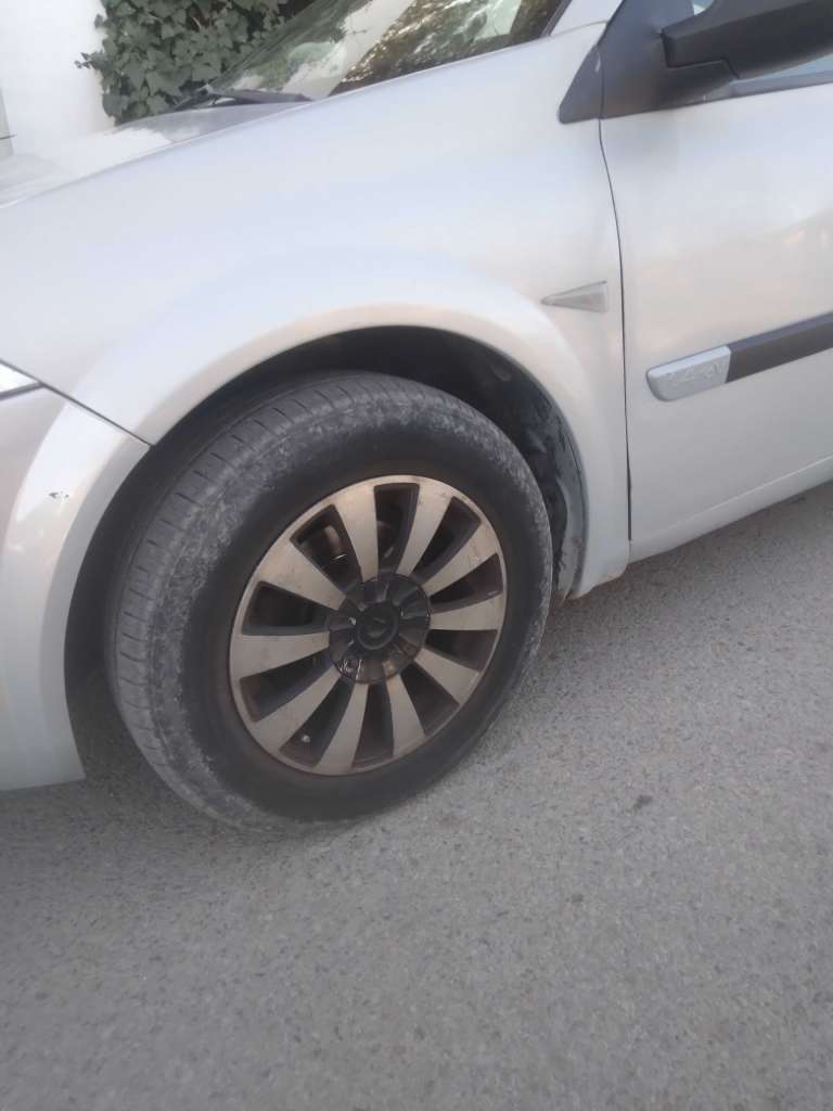 A Vendre une Voiture Megane Sedan en bonne état Moteur impeccable. Climatisée..