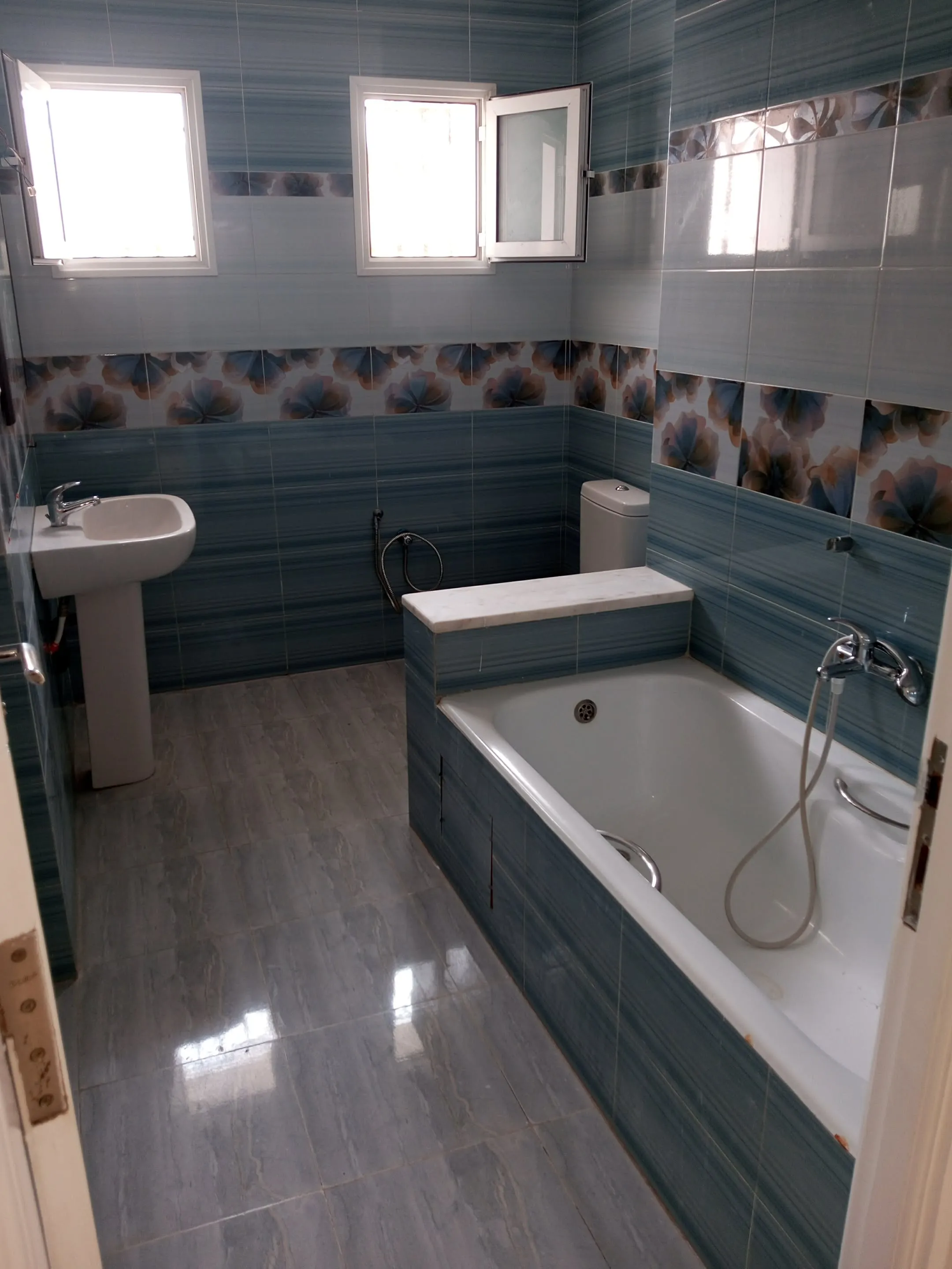 un appartement spacieux s+3 au rdc a louer situé a Manzah 5 Prés de Marché