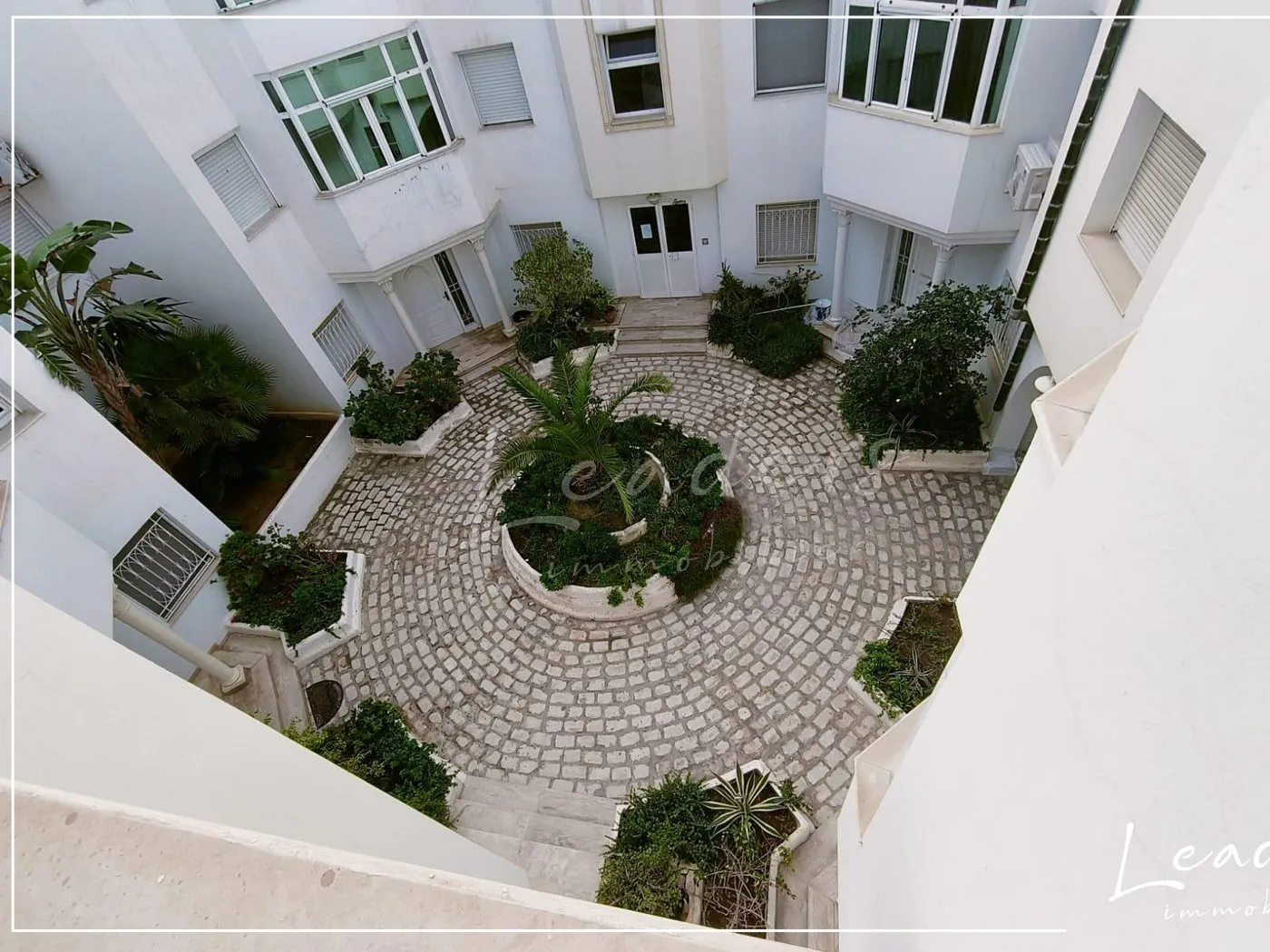 un bel appartement S+3 à vendre, situé dans un quartier résidentiel agréable à La Soukra